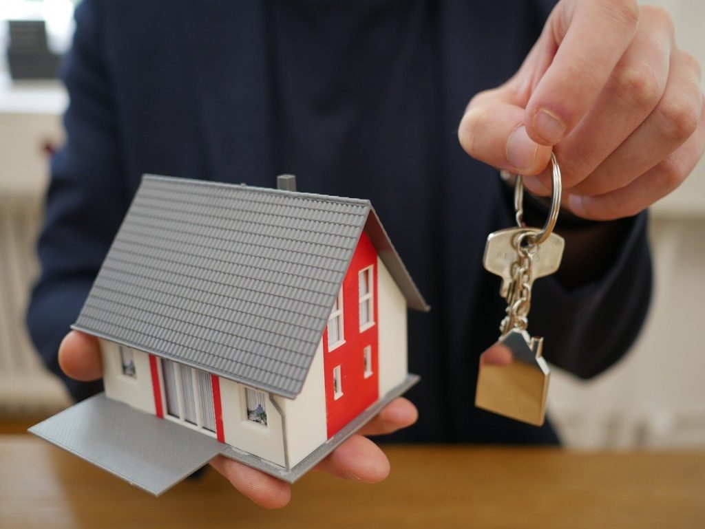 Remise des clés par un promoteur lors de l'achat d'une maison